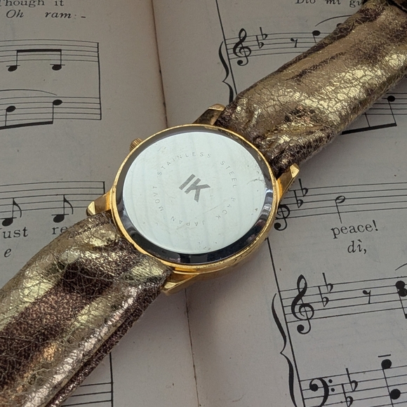 Gold and Black Quartz Watch - Picture 8 of 13